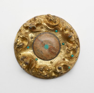 Placa de bronce dorado con animales en un paisaje de Unknown artist