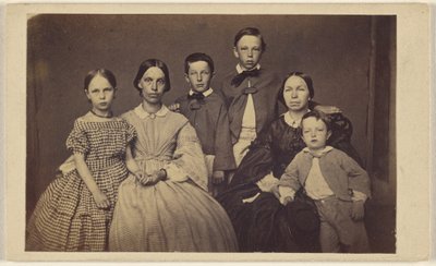 [Retrato de familia en grupo, dos mujeres y cuatro niños] de Unknown artist