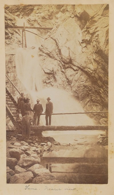 [Grupo de personas en Seven Falls, Cheyenne Cañon, Colorado] de Unknown artist