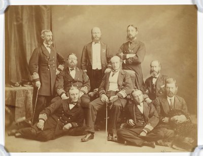 [Retrato de grupo de oficiales navales] de Unknown artist