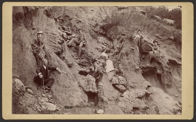 [Grupo posando en la ladera] de Unknown artist
