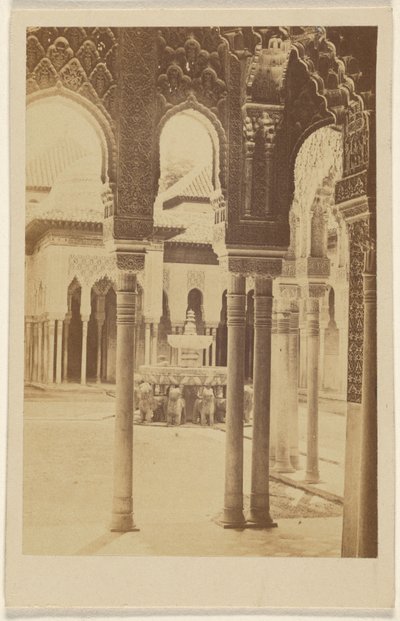 [Vista interior de columnas, la Alhambra] de Unknown artist