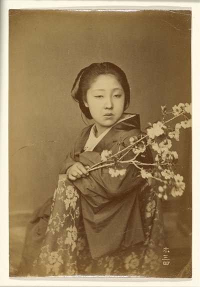 [Mujer japonesa sosteniendo una rama de prunus en flor] de Unknown artist