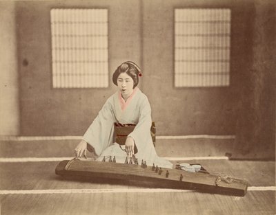 [Mujer japonesa tocando un Koto] de Unknown artist