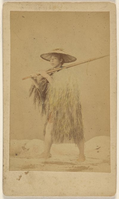 [Hombre japonés con capa de lluvia de paja y sombrero, llevando un palo largo] de Unknown artist