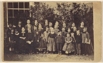 [Gran grupo de escolares con profesores, todos de pie] de Unknown artist