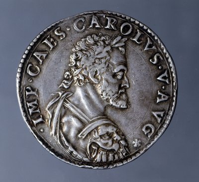 Moneda acuñada en nombre e imagen del emperador Carlos V (1500-1558). de Unknown artist