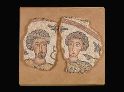 Panel de mosaico con dos bustos masculinos de Unknown artist