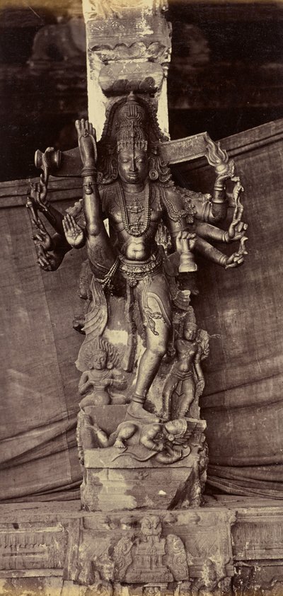 Pilar y figura, tallados en una sola piedra. Coimbatore de Unknown artist
