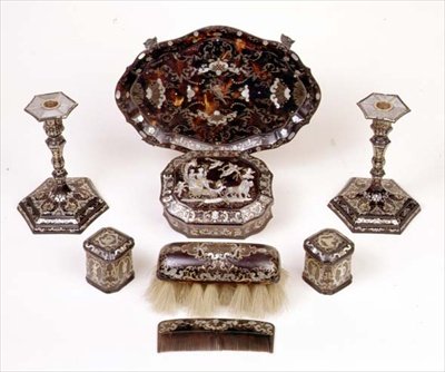 Juego de tocador de carey piqué, c.1740 (carey y metal) de Unknown artist