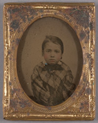 [Retrato de un niño con abrigo a cuadros y pajarita] de Unknown artist