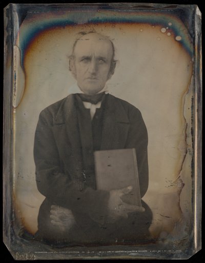 [Retrato de un hombre con bigotes de chivo agarrando un libro] de Unknown artist