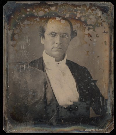 [Retrato de un hombre sentado con gafas ovaladas de montura de alambre] de Unknown artist