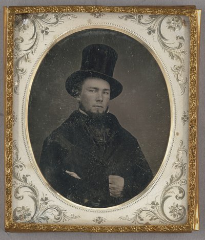[Retrato de un hombre sentado con bigotes en la barbilla y sombrero de copa] de Unknown artist