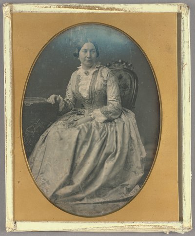 [Retrato de una mujer sentada con un vestido largo y vaporoso] de Unknown artist