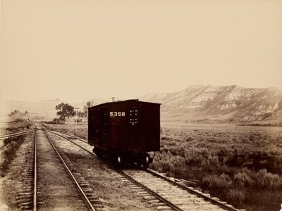 [Vagón de ferrocarril en las vías] de Unknown artist