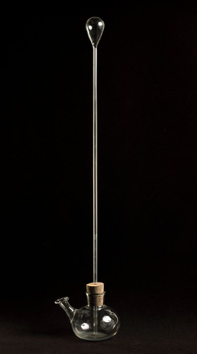 Reproducción del termoscopio utilizado por el astrónomo Galileo Galilei (1564-1642) para sus estudios sobre el efecto en la densidad del aire producido por variaciones de temperatura. 1592-1610 Florencia, Istituto e Museo di Storia delle Scienze. de Unknown artist
