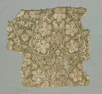 Silk fragment with scrolling vines, grape leaves, grapes and birds de Unknown artist