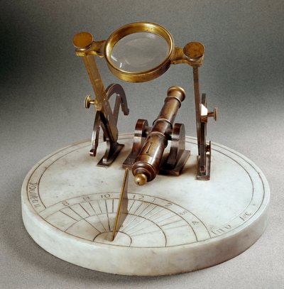 Reloj solar llamado "Cañón de mediodía": compuesto por una placa de mármol con una meridiana grabada. Una lente inclinada permite disparar la pólvora de un pequeño cañón de bronce al mediodía. Diámetro 30 cm. Realizado por Rousseau. Finales del siglo XVIII de Unknown artist
