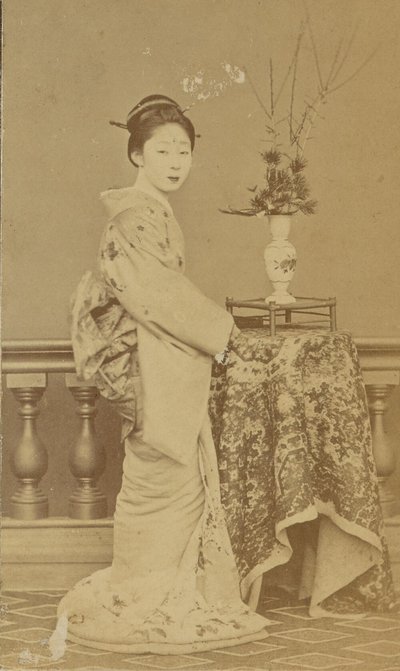 [Mujer japonesa de pie] de Unknown artist