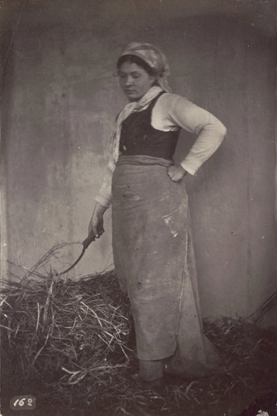 [Mujer de pie con una guadaña] de Unknown artist