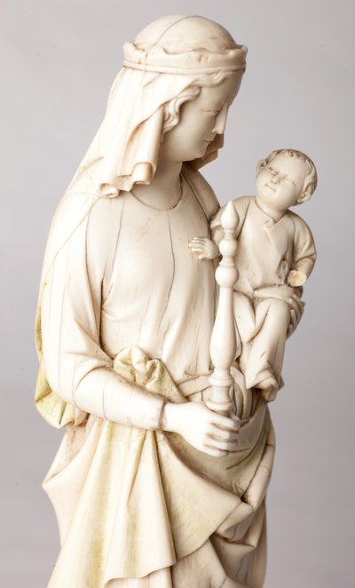 Estatua. Madonna y Niño. Donación de Mgr Cantineau, decano del capítulo de la catedral. Marfil. Siglo XIII. Detalle, busto. de Unknown artist