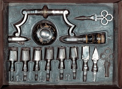 Trépano, herramienta quirúrgica (taladro) con accesorios. 1768 París, museo de la historia de la medicina de Unknown artist