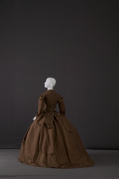 Vestido de ajuar (vista oblicua trasera) de Unknown artist