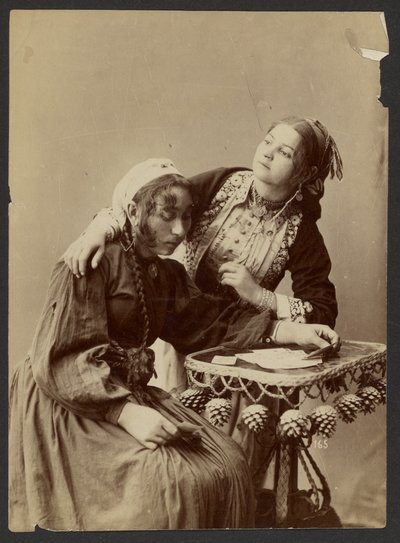 [Dos mujeres en el escritorio] de Unknown artist