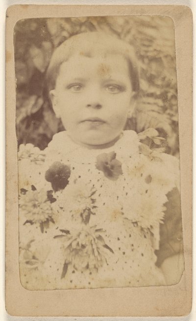 [Niña no identificada con un vestido floreado] de Unknown artist