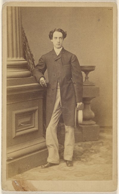 [Hombre no identificado con guantes, sosteniendo un sombrero de paja en su mano izquierda, de pie] de Unknown artist