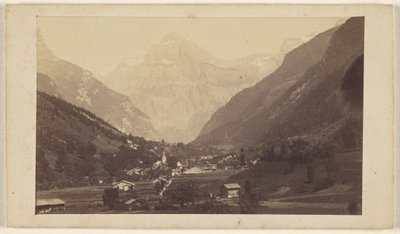 [Vista no identificada de un valle con una montaña en el fondo central] de Unknown artist