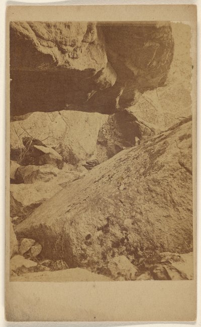 [Vista no identificada de grandes rocas] de Unknown artist