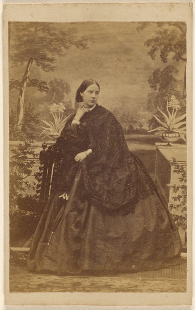 [Mujer no identificada sentada, con la mano en el cuello] de Unknown artist