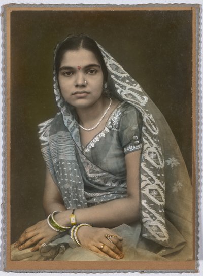 Sin título (Retrato de una mujer con sari gris y velo) de Unknown artist