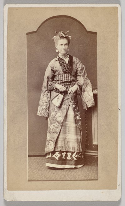 Sin título (mujer blanca con kimono japonés y abanico) de Unknown artist