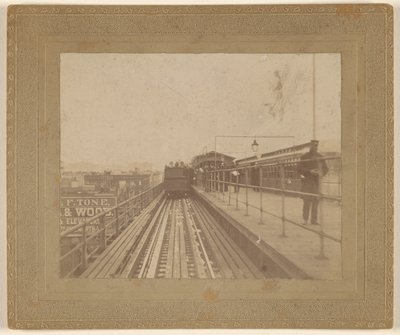 [Vista de un tren saliendo de la estación] de Unknown artist