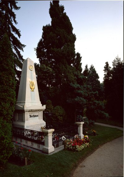 Vista de la tumba del compositor alemán Ludwig van Beethoven (1770-1827) en el cementerio central de Viena (Zentralfriedhof), Austria de Unknown artist