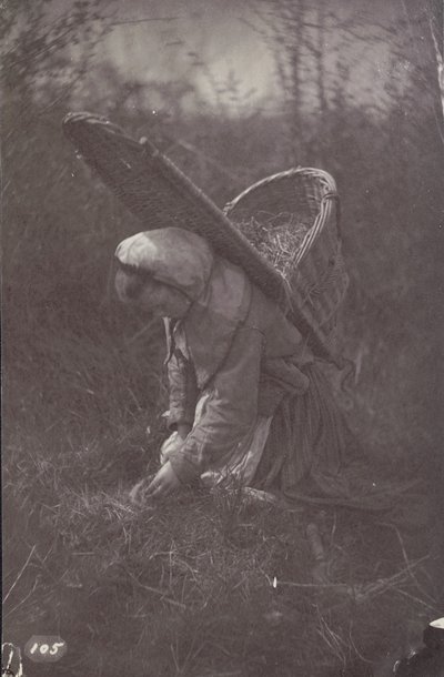 [Mujer con cesta a la espalda] de Unknown artist