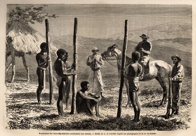 Trabajadores de las Nuevas Hébridas (o desde 1980, la República de Vanuatu, un archipiélago melanesio en el norte de Nueva Caledonia), construyendo una casa, que el autor encuentra durante una excursión a caballo. Grabado para ilustrar el viaje a Nueva Cal de Unknown artist