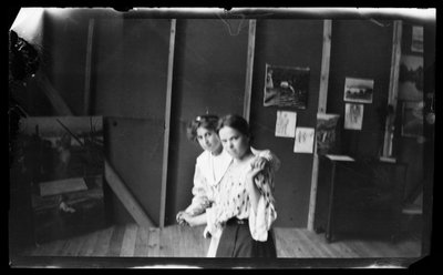 Maigo e Inge Simberg probablemente como modelos en el estudio de Selkäranta de Unknown artist/maker