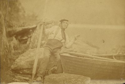 [Hombre posando junto a bote de remos] de Unknown artist/maker