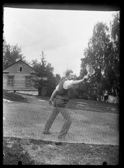 Paul Simberg juega al tenis en Niemenlautan Manor de Unknown artist/maker