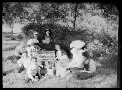 Familia Simberg en el jardín de Niemenlauta, jaula de mascotas en el centro de Unknown artist/maker