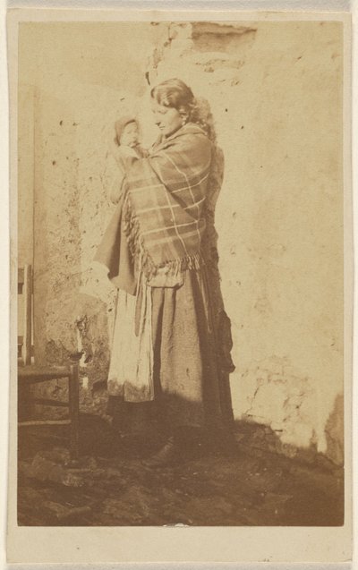 [Mujer no identificada con un chal, sosteniendo un bebé] de Unknown artist/maker