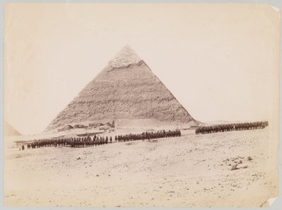 Húsares del siglo XIX formados frente a una pirámide en Giza, Egipto, circa 1882 de Unknown