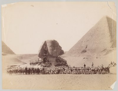 42º Highlanders frente a la Esfinge en Giza, Egipto de Unknown photographer
