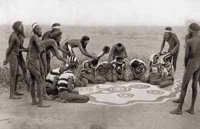 Una ceremonia totémica de la tribu Warramunga, Australia de Unknown photographer