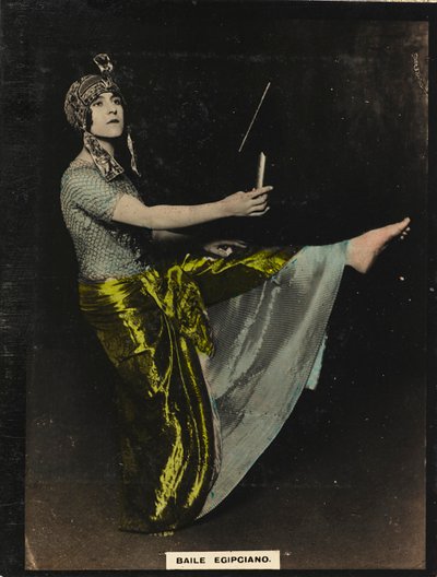 Una joven vestida con trajes orientales interpreta una danza egipcia de Unknown photographer