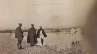 Álbum de la Primera Guerra Mundial en Friuli-Venecia Julia: oficiales y enfermeras de la Cruz Roja sobre el río Natisone de Unknown photographer